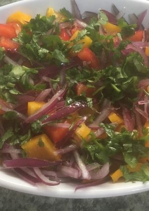 Una foto de Ensalada de pimentón arcoíris