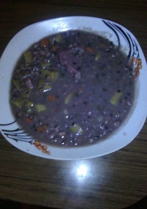 Una foto de Frijoles con plátanos maduros