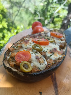 Una foto de Berenjena rellena de atún y pisto