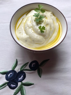 Una foto de Skordaliá. Salsa de ajo griega, para dipear. 🌱 vegana- vegetariana
