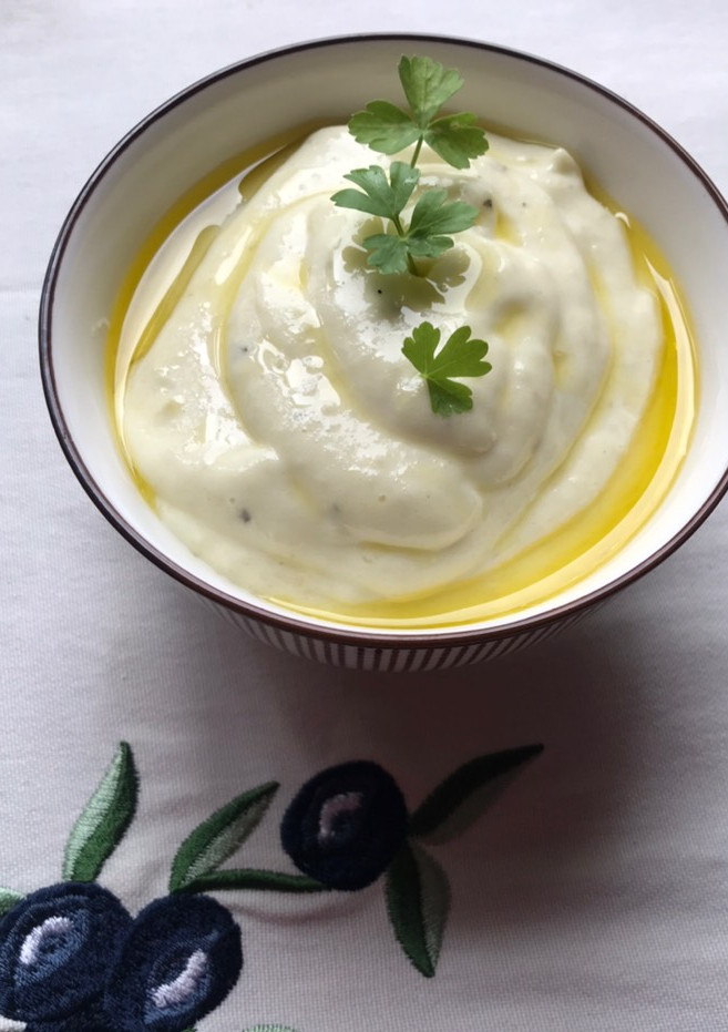 Una foto de Skordaliá. Salsa de ajo griega, para dipear. 🌱 vegana- vegetariana