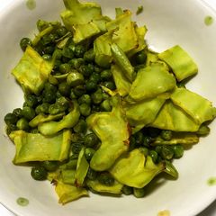A picture of Baked green peas with Broccoli chips.