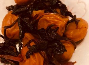 Una foto de Prunus mume encurtidos, Alimentos tradicionales conservados en Japón, Japonés UMEBOSHI🇺🇾🇯🇵梅干し