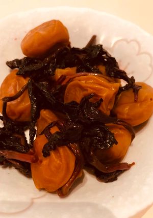 Una foto de Prunus mume encurtidos, Alimentos tradicionales conservados en Japón, Japonés UMEBOSHI🇺🇾🇯🇵梅干し