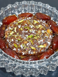 ખજૂર પાક (Khajoor Paak Recipe In Gujarati) રેસીપી મુખ્ય ફોટો