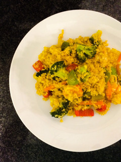 Una foto de Bulgur con wok de verduras y langostinos