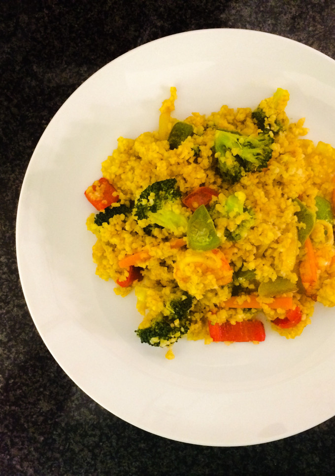 Una foto de Bulgur con wok de verduras y langostinos