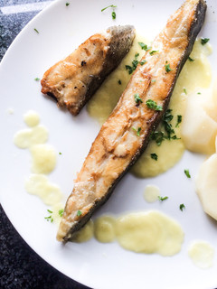 Una foto de Rodaballo a la plancha con emulsión de ajo