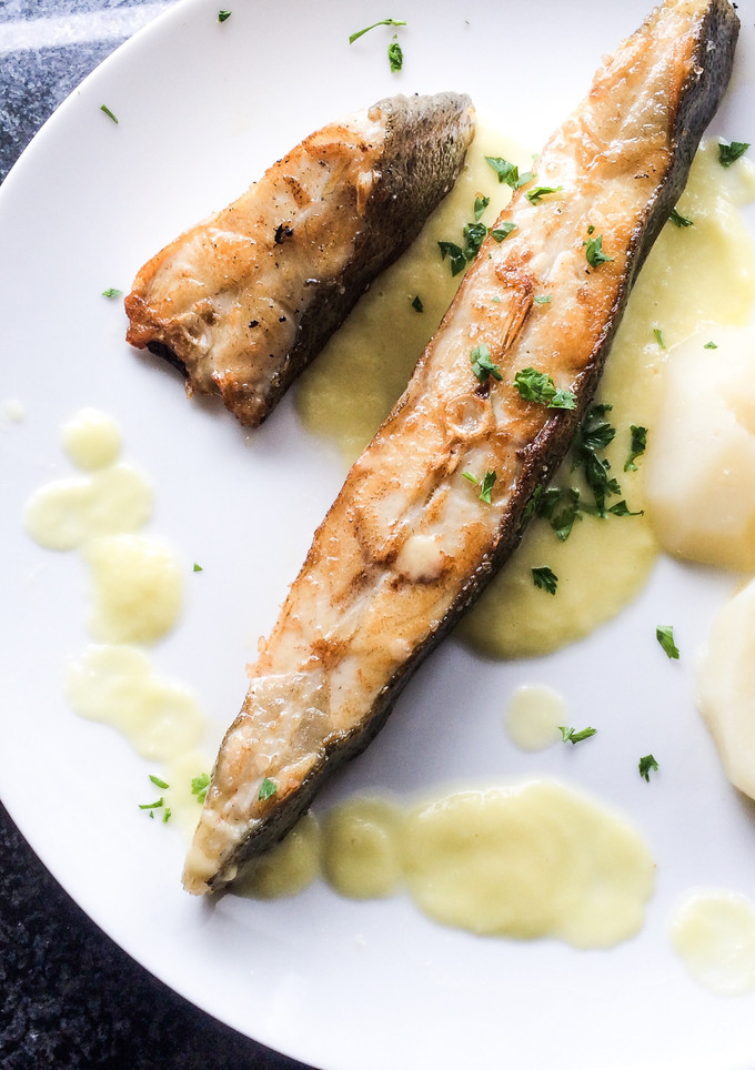 Una foto de Rodaballo a la plancha con emulsión de ajo