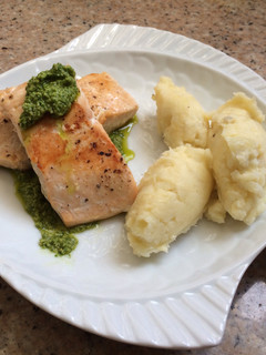 Una foto de Salmon con salsa pesto