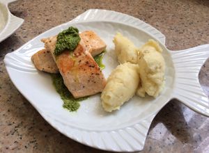 Una foto de Salmon con salsa pesto 