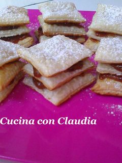 Una foto de Mini milhojas con dulce de leche