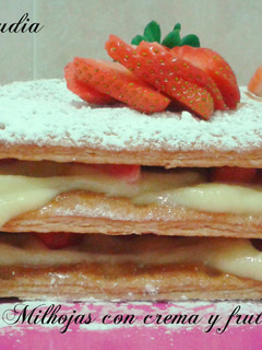 Una foto de Milhojas con crema pastelera y frutillas