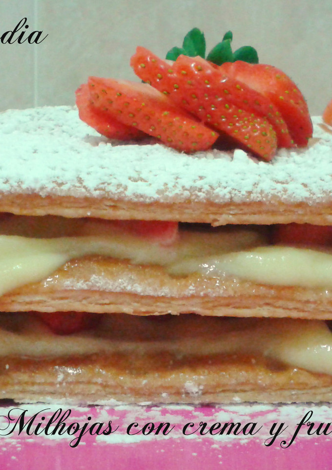 Una foto de Milhojas con crema pastelera y frutillas