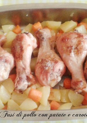 Una foto de Patitas de pollo con papas y zahanorias