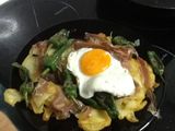 Huevos rotos con pimiento y jamón 