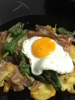 Una foto de Huevos rotos con pimiento y jamón