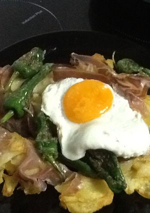 Una foto de Huevos rotos con pimiento y jamón 