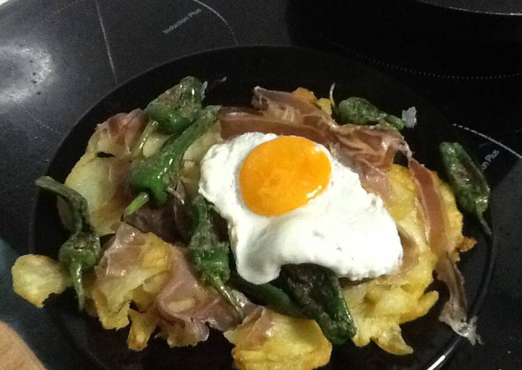 Huevos rotos con pimiento y jamón