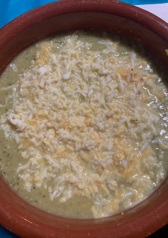 Una foto de Crema de calabacín con huevo rallado