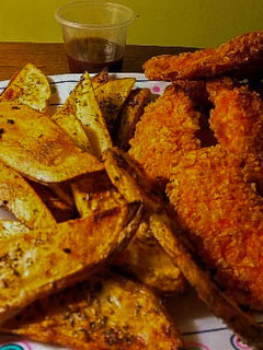 Una foto de Pollo frito picante con papas rústicas. ❤️