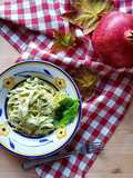 Tagliatelle con crema di verza, feta e noci
