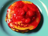 Pancake Lembut dengan Saus Strawberry