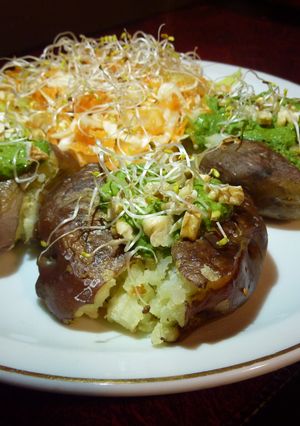 Una foto de Papas quebradas con pesto
