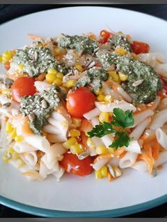Una foto de Fideos de arroz con vegetales y salsa pesto