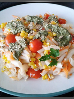 Una foto de Fideos de arroz con vegetales y salsa pesto
