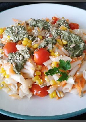 Una foto de Fideos de arroz con vegetales y salsa pesto