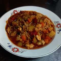 Una foto de Guiso de Pollo, verduras y arroz. 🍲🍗🫛🥘🌶️