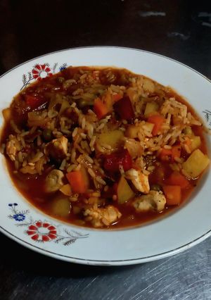 Una foto de Guiso de Pollo, verduras y arroz. 🍲🍗🫛🥘🌶️