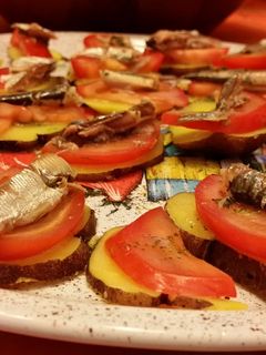 Una foto de Sardinas Varadas sobre Papas Negras
