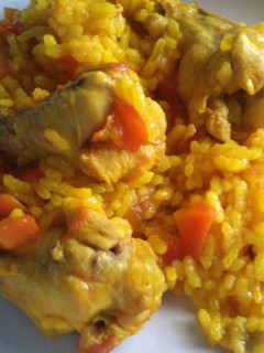Una foto de Arroz amarillo con pollo