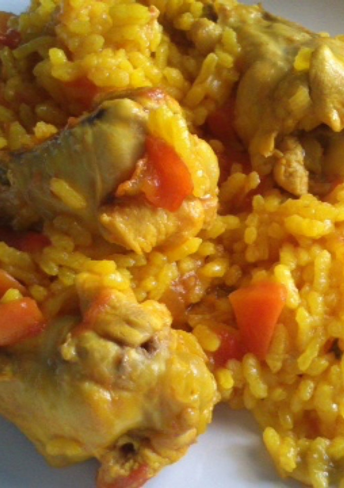 Una foto de Arroz amarillo con pollo