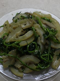 Hình của món Da trâu xào rau muống.