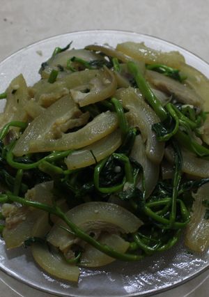Hình của món Da trâu xào rau muống.