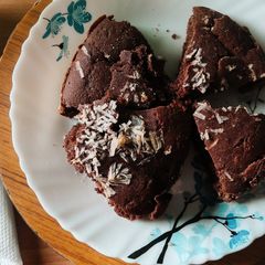 A picture of Guava chocolate brownie cake.