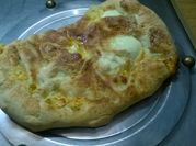 Una foto de calzone de mozzarella