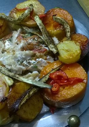 Una foto de Merluzón al horno con verduras