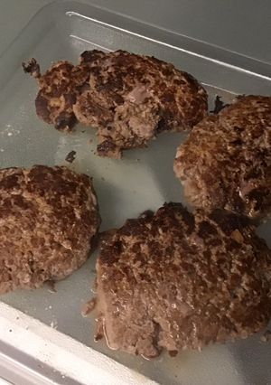 Une photo de Hamburgers à l'oignon rouge, carotte, ail et parmesan