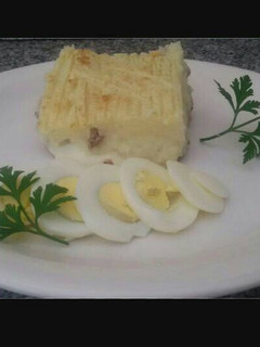 Una foto de Pastel de papa relleno con jamón y queso