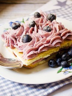 Una foto de Pastel de almendra y arándanos