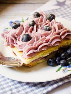 Una foto de Pastel de almendra y arándanos
