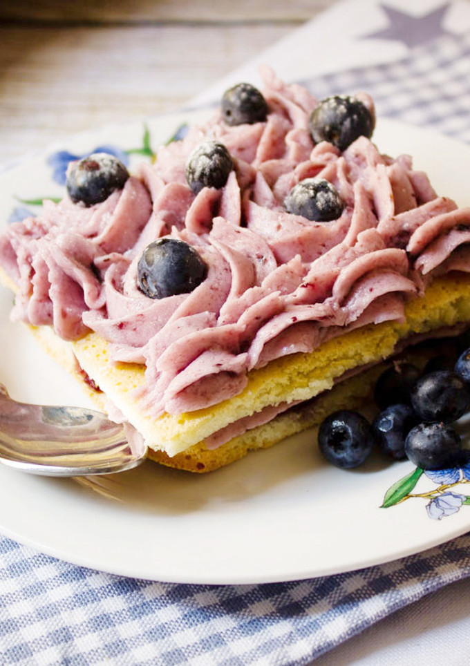 Una foto de Pastel de almendra y arándanos