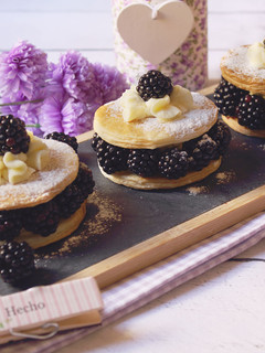 Una foto de Hojaldritos de moras y ganache