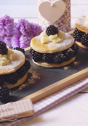 Una foto de Hojaldritos de moras y ganache
