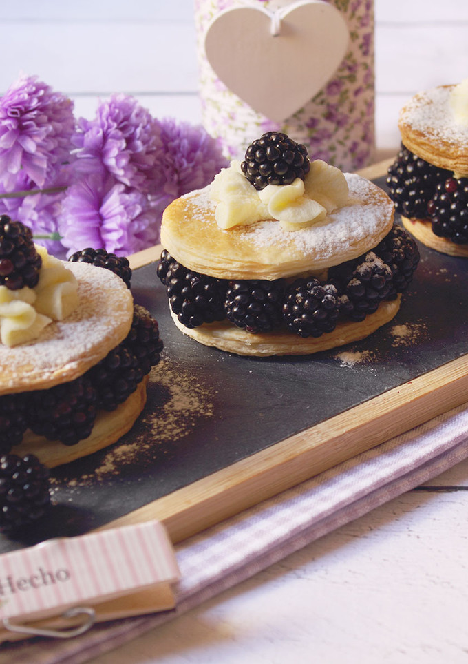 Una foto de Hojaldritos de moras y ganache