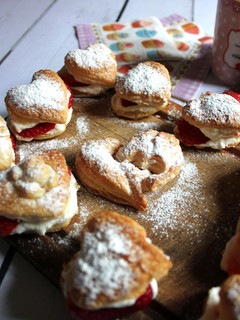 Una foto de Suspiros de corazón de hojaldre rellenos de nata